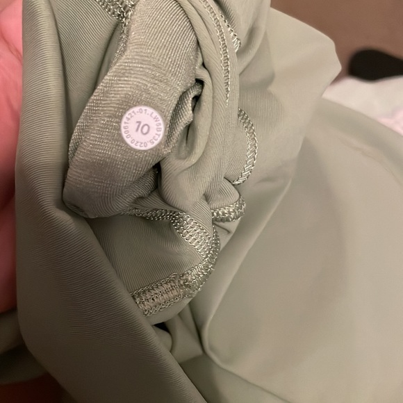 NWOT Lululemon Size 10 Olive green color - Picture 4 of 4
